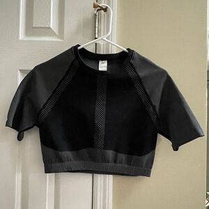 Fabletics Jessie Seamless Black and Grey Boxy Crop